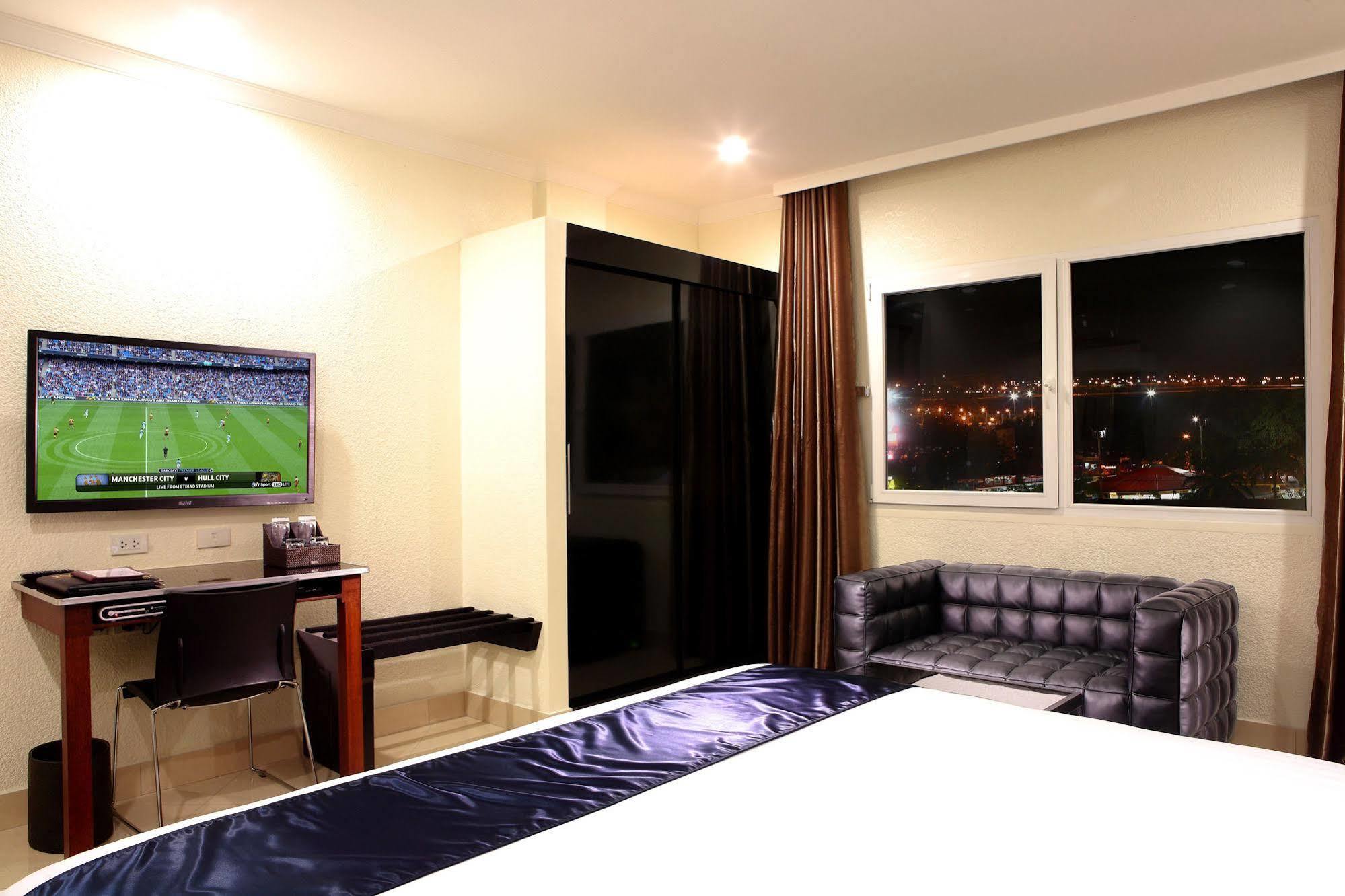 โรงแรมควีนส์ อังเฮเลส ภายนอก รูปภาพ